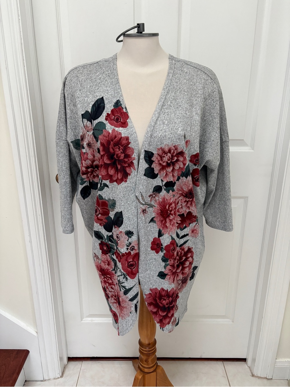 Suzy Shier Gray Open-Front Cardigan with Red Floral Print